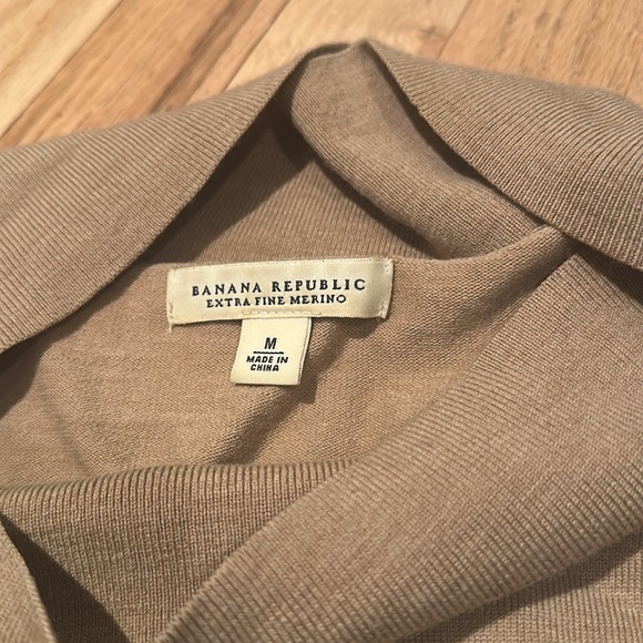 Banana Republic envelope neck camel merino wool sweater. Size M. - Picture 3 of 5